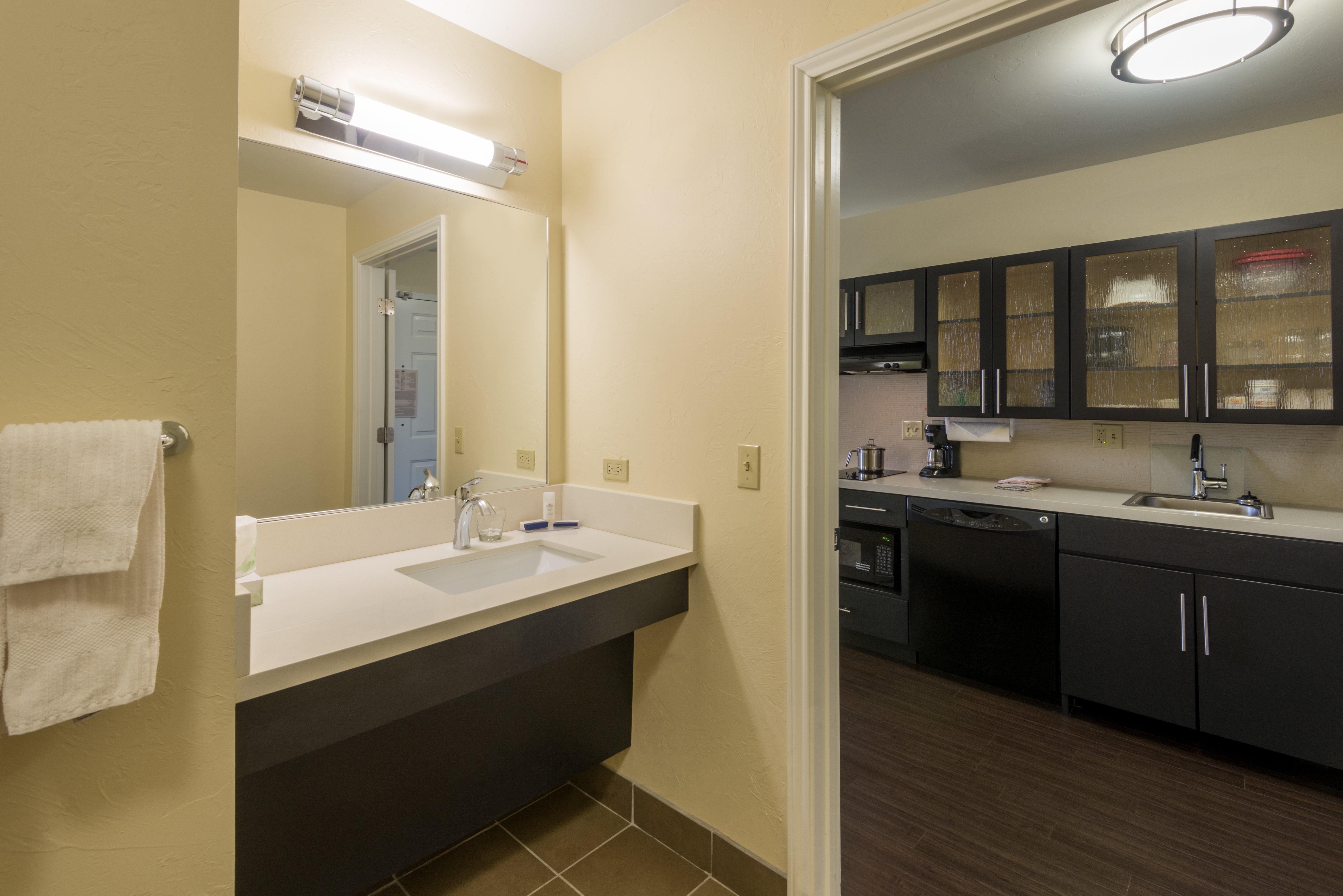 Candlewood Suites Del City By Ihg Екстер'єр фото
